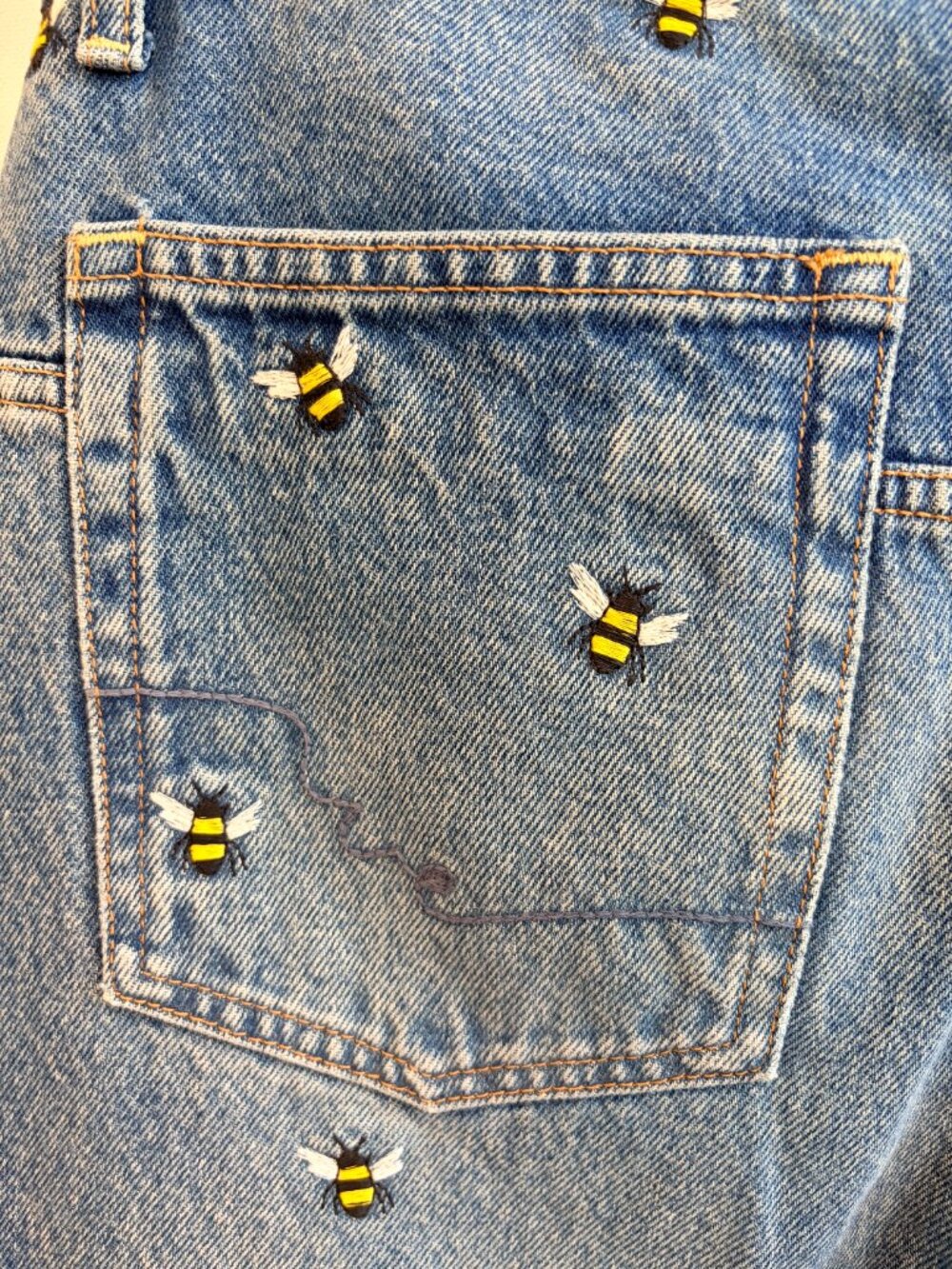 Free People We The Free Deep Trance Bee Embroidered Boyfriend Jeans Size 26 - Picture 6 of 7